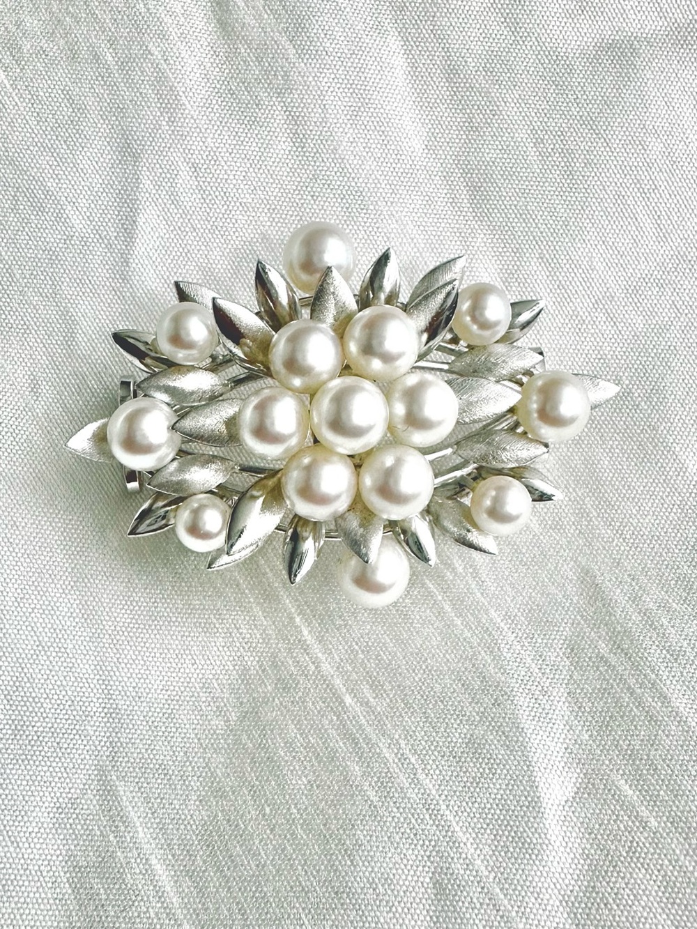 💎Vintage Sterling Silver brooch with a cluster of cultured pearls